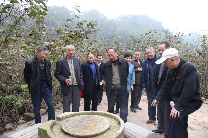 重阳节组织老干部浏览三峡九凤谷1.jpg