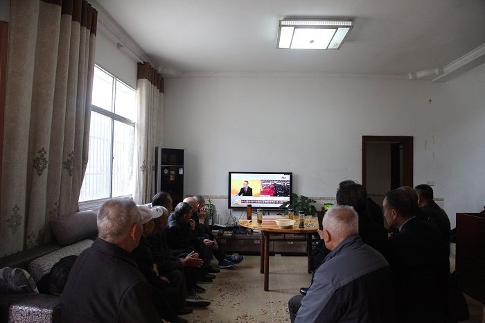 重阳节活动—收看十九届中央政治局常委同中外记者见面会.jpg